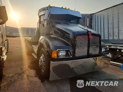 Czwarte zdjęcie samochodu z boku: 2004 KENWORTH T300 FLATBED TRUCK VIN:2XKMAD7XX4M060504 - miniatura