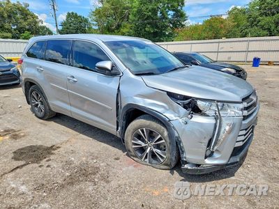 Czwarte zdjęcie samochodu z boku: 2018 TOYOTA HIGHLANDER LE PLUS VIN:5TDBZRFH3JS831801 - miniatura