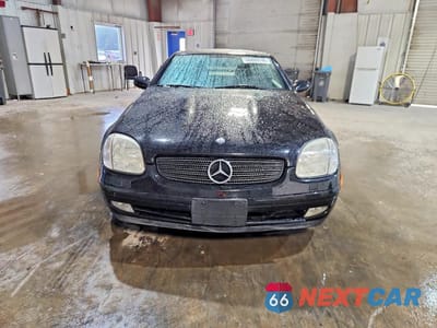 Piąte zdjęcie samochodu w środku: 1998 MERCEDES-BENZ SLK 230 KOMPRESSOR VIN:WDBKK47F4WF029414 - miniatura
