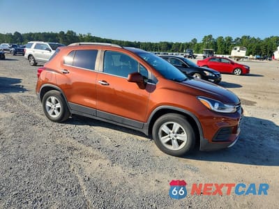 Czwarte zdjęcie samochodu z boku: 2019 CHEVROLET TRAX 1LT VIN:3GNCJLSB1KL278560 - miniatura
