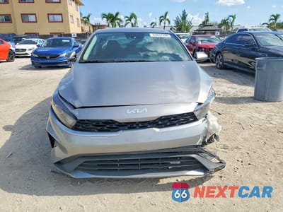 Piąte zdjęcie samochodu w środku: 2023 KIA FORTE LXS VIN:3KPF24AD9PE669026 - miniatura