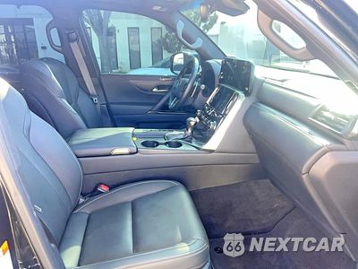 Piąte zdjęcie samochodu w środku: 2024 LEXUS LX 600 LUXURY VIN:JTJGB7CX5R4065214 - miniatura