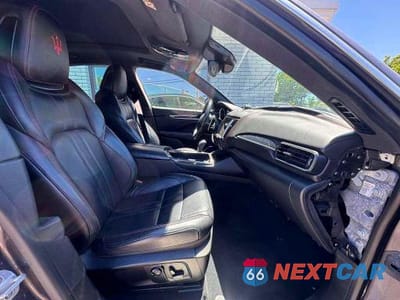 Piąte zdjęcie samochodu w środku: 2018 MASERATI LEVANTE S SPORT VIN:ZN661YUS3JX269795 - miniatura