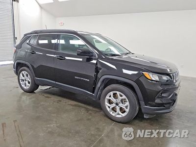 Czwarte zdjęcie samochodu z boku: 2025 JEEP COMPASS LATITUDE VIN:3C4NJDBN4ST575839 - miniatura