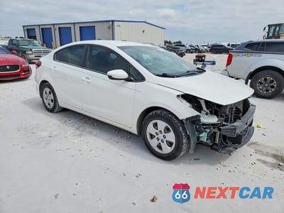 Czwarte zdjęcie samochodu z boku: 2018 KIA FORTE LX VIN:3KPFK4A73JE214299 - miniatura