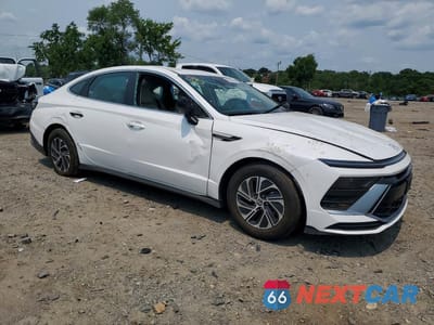 Czwarte zdjęcie samochodu z boku: 2026 HYUNDAI SONATA HYBRID BLUE VIN:KMHL24JJ4TA140648 - miniatura