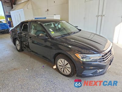 Czwarte zdjęcie samochodu z boku: 2019 VOLKSWAGEN JETTA S VIN:3VWC57BU2KM072872 - miniatura
