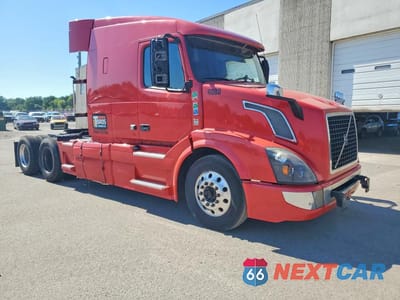 Czwarte zdjęcie samochodu z boku: 2016 VOLVO VNL SEMI TRUCK VIN:4V4NC9EH3GN949897 - miniatura