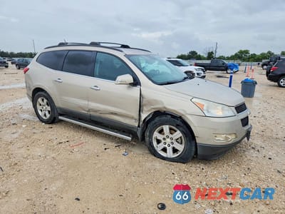 Czwarte zdjęcie samochodu z boku: 2011 CHEVROLET TRAVERSE LT VIN:1GNKRGEDXBJ326802 - miniatura