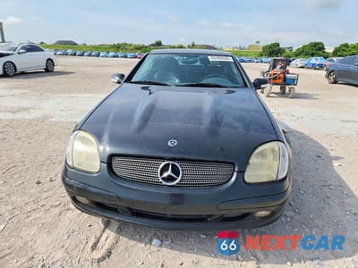 Piąte zdjęcie samochodu w środku: 2001 MERCEDES-BENZ SLK 320 VIN:WDBKK65F21F172126 - miniatura