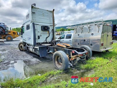 Trzecie zdjęcie samochodu z tyłu: 2020 VOLVO VNL SEMI TRUCK VIN:4V4NC9EH6LN233697 - miniatura