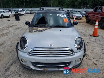 Piąte zdjęcie samochodu w środku: 2011 MINI COOPER CLUBMAN VIN:WMWZF3C5XBT188927 - miniatura