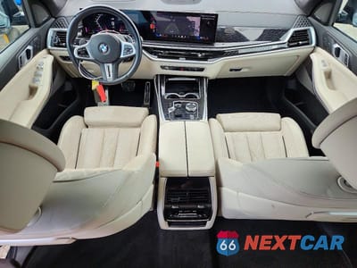Zdjęcie 8 z 14 samochodu: 2024 BMW X7 M60I VIN:5UX33EM01R9T61501 - miniatura