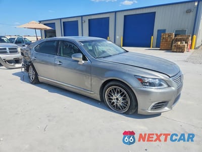 Czwarte zdjęcie samochodu z boku: 2016 LEXUS LS 460L VIN:JTHGL5EFXG5055891 - miniatura