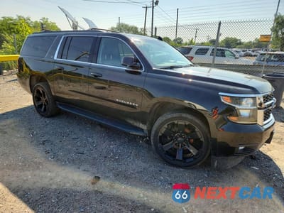 Czwarte zdjęcie samochodu z boku: 2020 CHEVROLET SUBURBAN K1500 LT VIN:1GNSKHKC6LR136598 - miniatura