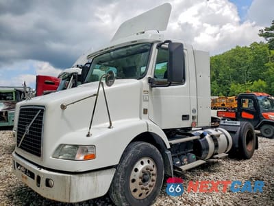 2014 VOLVO VNM SEMI TRUCK 4V4M19EG2EN182520 - główne zdjęcie licytacji z USA - miniatura