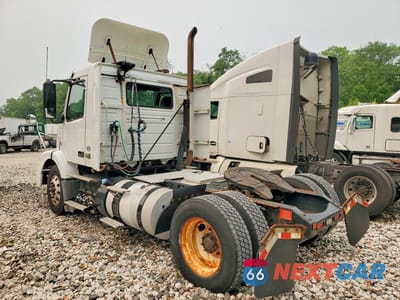 Drugie zdjęcie samochodu z przodu: 2013 VOLVO VNM SEMI TRUCK VIN:4V4M19EG5DN565821 - miniatura
