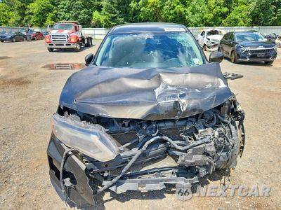 Piąte zdjęcie samochodu w środku: 2017 NISSAN ROGUE S VIN:KNMAT2MT5HP556240 - miniatura