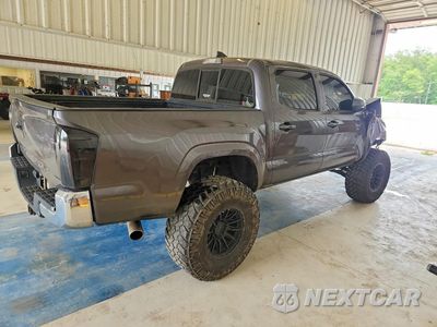 Trzecie zdjęcie samochodu z tyłu: 2016 TOYOTA TACOMA SR5 V6 VIN:5TFCZ5AN6GX014898 - miniatura