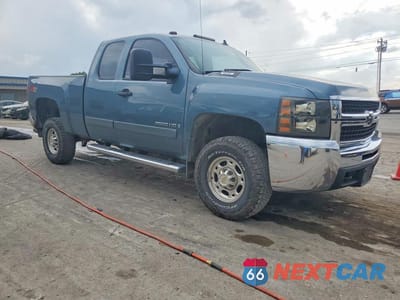 Czwarte zdjęcie samochodu z boku: 2008 CHEVROLET SILVERADO K2500 HEAVY DUTY VIN:1GCHK29K48E148986 - miniatura