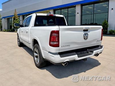 Trzecie zdjęcie samochodu z tyłu: 2019 RAM 1500 LIMITED VIN:1C6SRFHT9KN551525 - miniatura