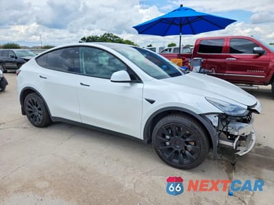 Czwarte zdjęcie samochodu z boku: 2023 TESLA MODEL Y VIN:7SAYGDEE3PA069934 - miniatura