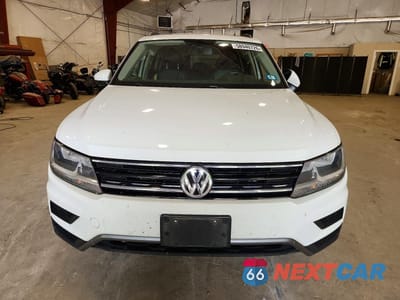 Piąte zdjęcie samochodu w środku: 2018 VOLKSWAGEN TIGUAN VIN:3VV2B7AX7JM151831 - miniatura