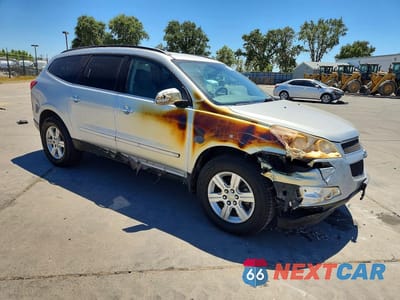 Czwarte zdjęcie samochodu z boku: 2011 CHEVROLET TRAVERSE LT VIN:1GNKRGED3BJ302969 - miniatura