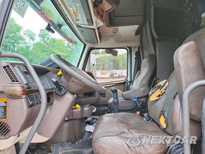 Zdjęcie 7 z 14 samochodu: 2012 VOLVO VNL SEMI TRUCK VIN:4V4NC9TH9CN560064 - miniatura