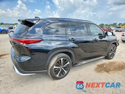 Trzecie zdjęcie samochodu z tyłu: 2022 TOYOTA HIGHLANDER XSE VIN:5TDLZRAH7NS109488 - miniatura