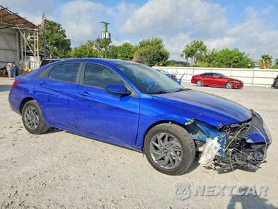 Czwarte zdjęcie samochodu z boku: 2024 HYUNDAI ELANTRA BLUE VIN:KMHLM4DJ5RU097872 - miniatura