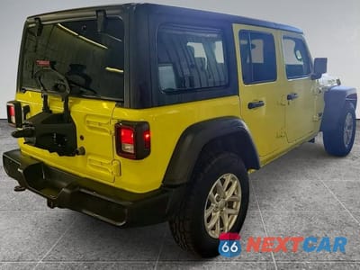 Czwarte zdjęcie samochodu z boku: 2023 JEEP WRANGLER SPORT VIN:1C4HJXKN3PW611892 - miniatura