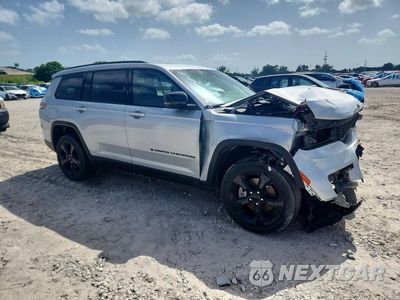 Czwarte zdjęcie samochodu z boku: 2023 JEEP GRAND CHEROKEE L LAREDO/L ALTITUDE VIN:1C4RJKAG0P8842070 - miniatura