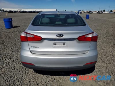 Zdjęcie 6 z 12 samochodu: 2016 KIA FORTE LX VIN:KNAFK4A6XG5543154 - miniatura