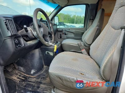 Zdjęcie 7 z 12 samochodu: 2003 CHEVROLET EXPRESS G3500 DELIVERY TRUCK VIN:1GBHG31U631181917 - miniatura