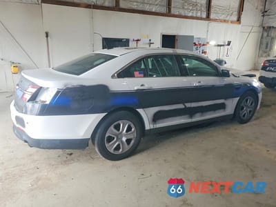 Trzecie zdjęcie samochodu z tyłu: 2018 FORD TAURUS POLICE INTERCEPTOR VIN:1FAHP2MK1JG114741 - miniatura