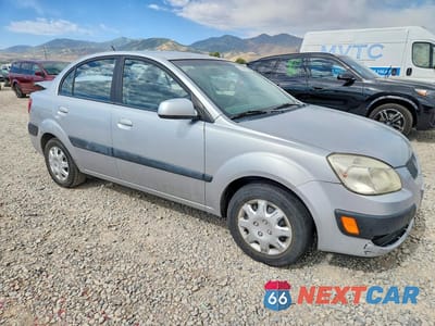 Czwarte zdjęcie samochodu z boku: 2008 KIA RIO BASE VIN:KNADE123186297320 - miniatura
