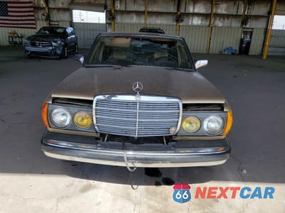 Piąte zdjęcie samochodu w środku: 1984 MERCEDES-BENZ 300 DT VIN:WDBAB33AXEA006277 - miniatura
