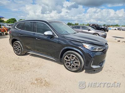 Czwarte zdjęcie samochodu z boku: 2024 BMW X1 XDRIVE28I VIN:WBX73EF06R5Z40932 - miniatura