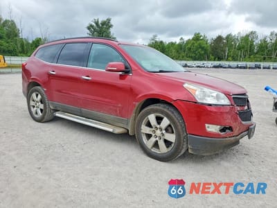 Czwarte zdjęcie samochodu z boku: 2012 CHEVROLET TRAVERSE LT VIN:1GNKVGED0CJ208187 - miniatura