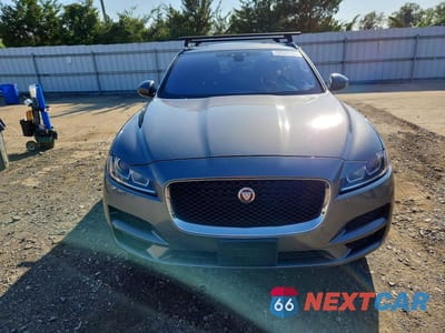 Piąte zdjęcie samochodu w środku: 2017 JAGUAR F-PACE PREMIUM VIN:SADCJ2BV4HA084655 - miniatura