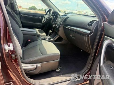 Piąte zdjęcie samochodu w środku: 2013 KIA SORENTO LX VIN:5XYKT3A68DG391838 - miniatura