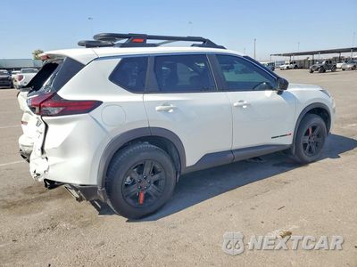 Trzecie zdjęcie samochodu z tyłu: 2026 NISSAN ROGUE ROCK CREEK VIN:5N1BT3BB0TC809819 - miniatura