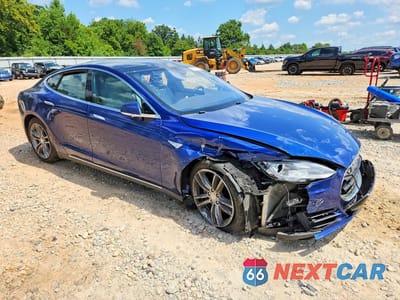 Czwarte zdjęcie samochodu z boku: 2015 TESLA MODEL S VIN:5YJSA1E20FF117223 - miniatura
