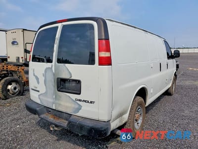 Trzecie zdjęcie samochodu z tyłu: 2004 CHEVROLET EXPRESS 3500 DELIVERY VAN VIN:1GCHG35U641126889 - miniatura