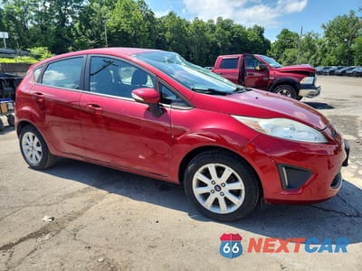 Czwarte zdjęcie samochodu z boku: 2013 FORD FIESTA SE VIN:3FADP4EJ5DM103137 - miniatura