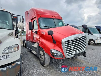 Czwarte zdjęcie samochodu z boku: 2018 FREIGHTLINER CASCADIA 125 SEMI TRUCK VIN:1FUJGLDR4JLJK5053 - miniatura