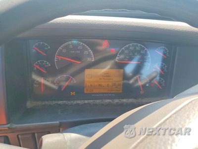 Zdjęcie 9 z 13 samochodu: 2014 VOLVO VNL SEMI TRUCK VIN:4V4NC9EH9EN173286 - miniatura