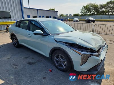 Czwarte zdjęcie samochodu z boku: 2026 KIA K4 LXS VIN:3KPFT4DE1TE310152 - miniatura