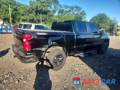 Trzecie zdjęcie samochodu z tyłu: 2021 CHEVROLET SILVERADO K1500 TRAIL BOSS CUSTOM VIN:1GCPYCEF0MZ342717 - miniatura